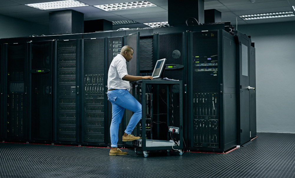 imagem de um homem de costas com um protetor de ouvido
